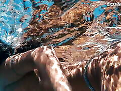 ونزوئلایی هیجان انگیز در جلسه شنا کنار استخر