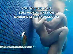 le coppie reali hanno un vero sesso subacqueo in piscine pubbliche filmate con una fotocamera subacquea