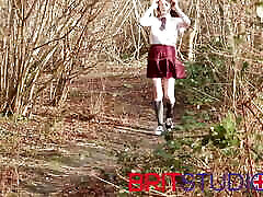 británico de 18 años en uniforme meando en el bosque