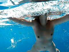 ایلا مور ، یک مدل معروف ، با ظرافت در آب می لغزد