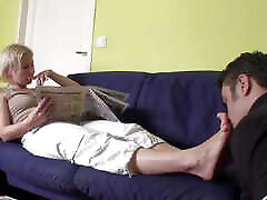 पैर महक जबकि अखबार पढ़ने