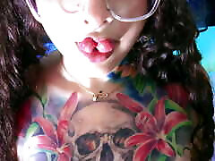 My stepdaughter gives me a nice handjob with her feet