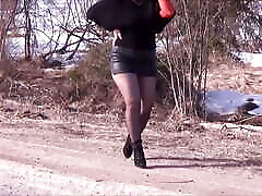 короткая юбка и черные колготки - сексуальная походка с большой задницей