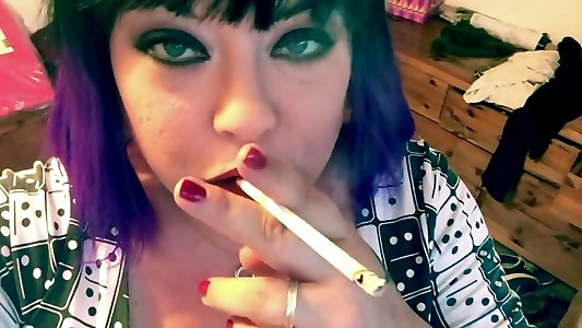 Курящие голые девушки с сигаретой во рту фото