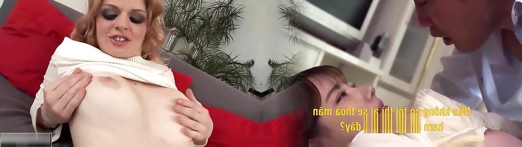 Zlatá blondýnka miluje sex a lízání své kundy. Zlatá blondýnka miluje sex a lízání své kundy.