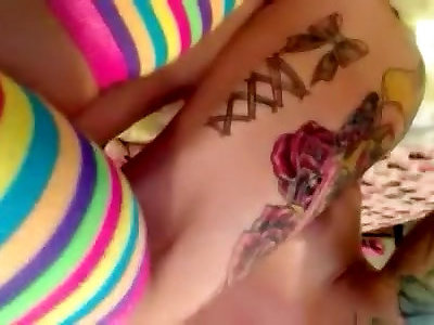 Татуированная брюнетка подставляет свою задницу для анала
