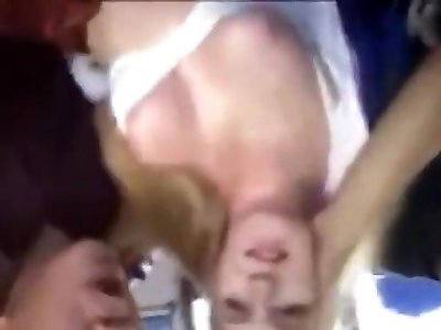 Молодая блондинка принимает участие в групповом сексе и кончает во время порки