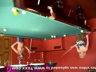 Русские лесбиянки на бильярдном столе трахают друг друга секс игрушками