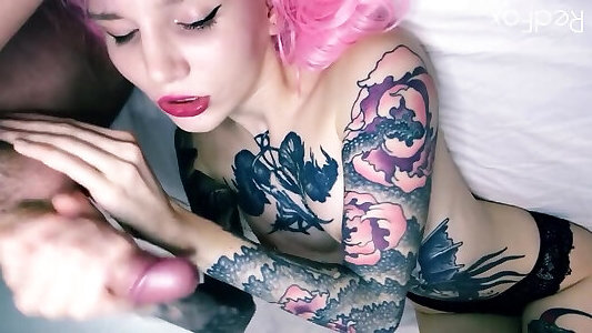 Мамка в чулках и татуировками трусит большими сиськами во время секса