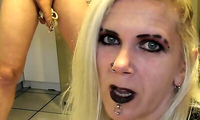 Поклонник фетиша накормил блондинку с пирсингом свежей спермой - секс порно видео