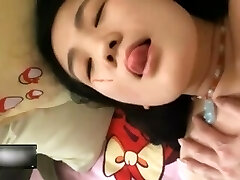淫荡国语对白：“出了好多水床单都湿了！抱紧我我也要射了”Chinese GIRL中国女孩粉嫩多汁学生妹露脸美女美胸大胸无套内射