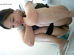 japanese girls go to toilet.307