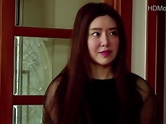 dos chicas japonesas tienen un trío con un chica musculoso en