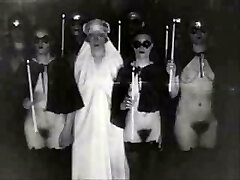 Rétro Nu Rituel Satanique