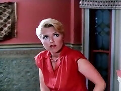 Eah miel gangbanged sur l'escalier, dans une classique xxx