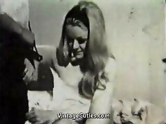 Lusty Couple Ayant Levrette Baise dans la Chambre à coucher (Vintage)
