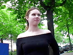 une ado allemande mignonne se fait défoncer la chatte rasée et serrée