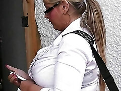grande tette donna a lavoro spread gambe per lui