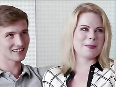una esposa en presencia de su esposo recibe una penetración hardcore de un hombre desconocido