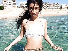 Sissi plays with her beaver underwater in Sharm el Sheikh - DOLLSCULT