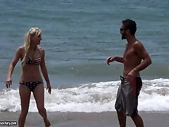 sesso in spiaggia spogliatoio con una bionda calda pazza