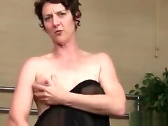 Mature Milf Gives Her Hairy Snatch A Workout