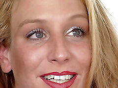 platinum-blonde schoenheit schiebt sich riesen dildo in die muschi