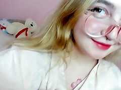 I show closed lips, neck, my fuck-holes, nipple