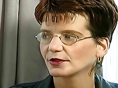 omi steht auf porno castings und geniesst den grossen dildo in ihrer cooter