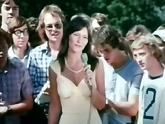Dark haired salacious whoe Linda Lovelace give fancy cock suck