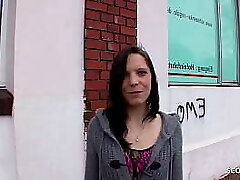 Deutsches Schlankes Teenage von alten Typen abgeschleppt und AO gefickt