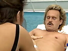 Ashlyn Gere, dark haired aux gros seins adore se faire baiser par tous les trous