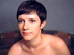 Short Haired Hottie Frigs And Dildo&#039;s On Web Cam