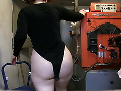 German MILF penetrates a mechanic spontaneously in the basement