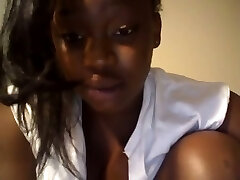 Culo shaking video of one chubby ebony webcam girl