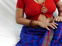 Indian uber-sexy bhabhi fingering pussy