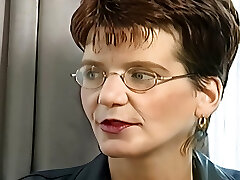 omi steht auf porno auditions und geniesst den grossen fake penis in ihrer pussy