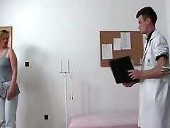 Mature Cougar gets cunt checkd at doctor