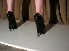 MATURE FEET IN HIGH High-heeled Slippers