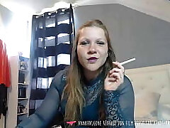 Vends-ta-culotte - Humiliation par dominatrice fran&ccedil_aise pour domination financi&egrave_re, elle fume une cigarette et te remet en lace en te demandant de raquer, currency slave - Ma&icirc_tresse AnnaFalcone