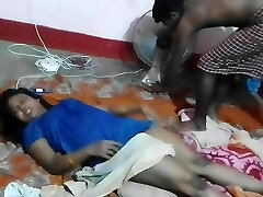 Bhabhi ko raat mein choda pakad kar hindi orgy