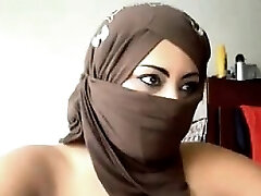 Arab Dame Flashing The Camera