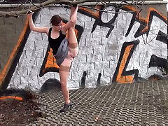 Rather supple amateur black head pulls up one leg and pisses outdoors