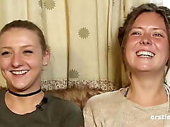 Ersties: Sofie macht erste Erfahrung mit einem Mä_del und direkt vor Kamera