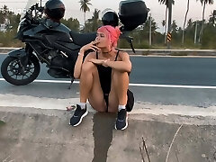Motorbike gf peeing on the roadside