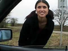 Anhalterin zeigt ihre Titten und Poon und pinkelt 