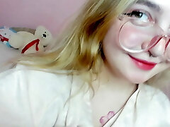 ich zeige geschlossene lippen, hals, meine löcher, nippel