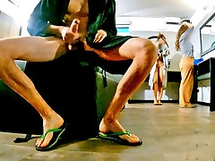 gemischtes toilettenabenteuer: zweiter teil des abenteuers, blinkender schwanz für die beiden schlampen und richtig riesiger cumshot