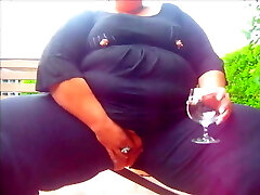 sehr große dame pissen auf eine brille