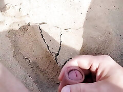 stiefvater schaut seine nackte stieftochter am strand an und spielt bei ihrem anblick mit seinem schwanz